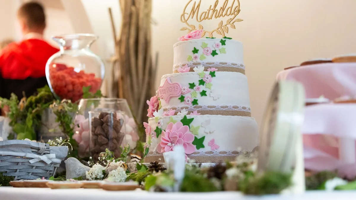 Décoration sur gâteau : des finitions propres sans matériel de pâtissier